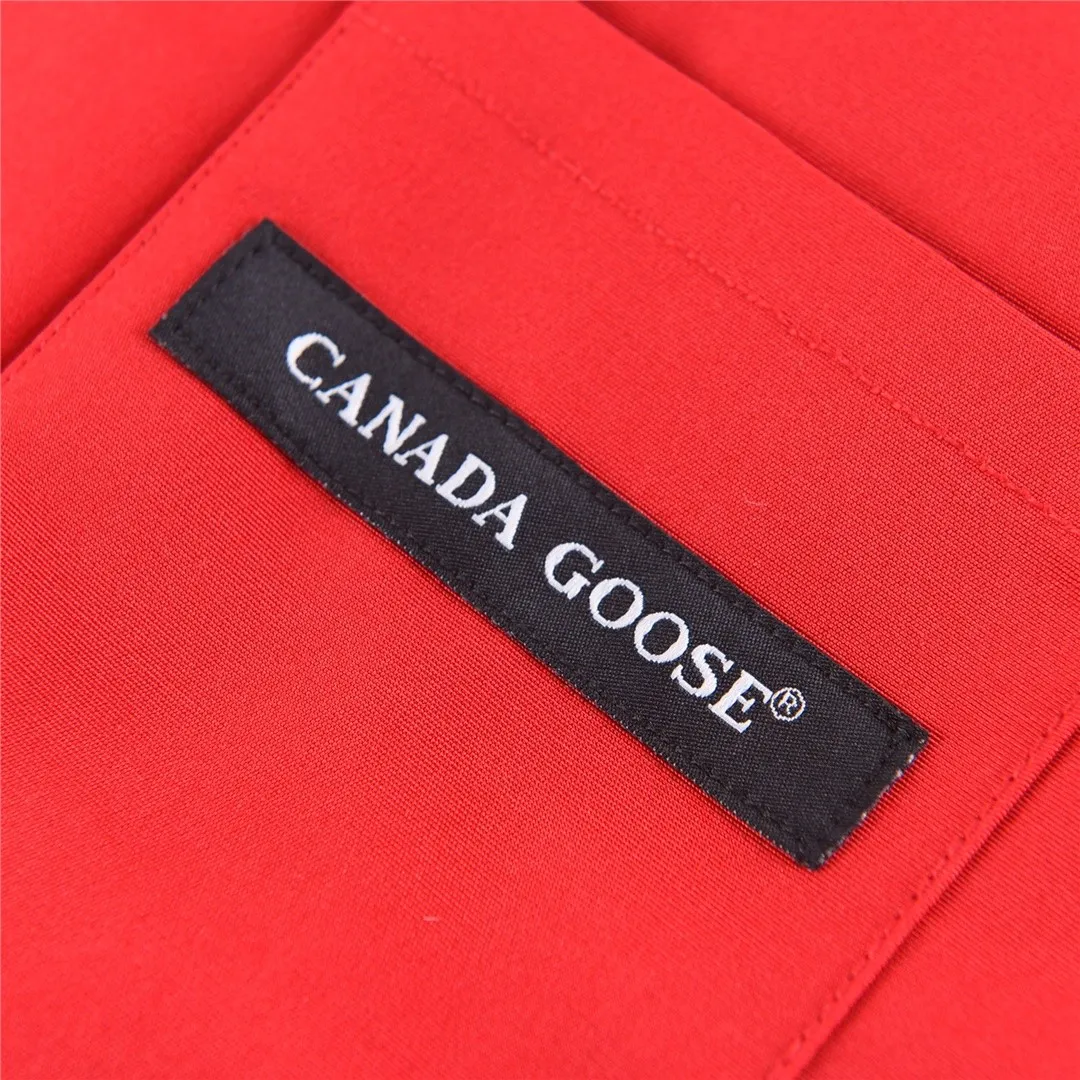 P320 Canada Goose Canada Goose #Freestyle Crew 4154M men's and women's vest down# ➖ Genuine synchronous anti-counterfeiting chip sensor! ➖ Imported Behringer embroidery machine to customize 10,000-needle embroidery logo! ➖ Imported 21-count polyester-cotton blended original fabric, using Feather-Light 10D waterproof coating fabric, made of 84.5% polyester fiber and 15.5% cotton, 100% the best feel in the entire network! ➖ The genuine official website uses the national standard 80 white duck down, and will never be misled by false claims such as 90 down or goose down! ➖ 100% nylon nylon lining with double double-layer sealing design to prevent velvet from running away. Top-grade polar fleece is used in the collar and pockets to keep warm and comfortable! ➖ Yoshida YKK provides original custom-made electroplated sliders. YKK two-way lockable zippers are tight and smooth and will not peel off paint! ➖ 3M composite original Velcro is durable, and all accessories and hardware are disassembled and customized!  SIZE: XS S M L XL XXL [Attached: Size chart]